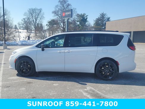 New 2026 Chrysler Pacifica Limited image 8