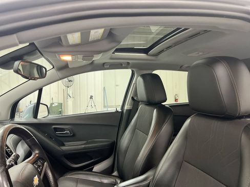 Used 2020 Chevrolet Trax LT w/ Sun & Sound Package FWD image 19