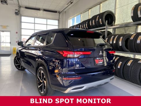 Used 2023 Mitsubishi Outlander SE image 3