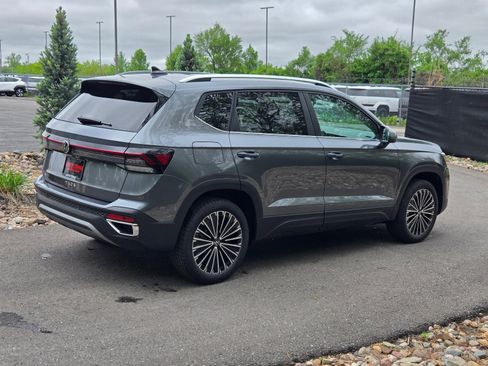 New 2026 Volkswagen Taos SE FWD image 5
