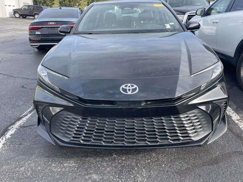 Used 2025 Toyota Camry SE FWD image 2