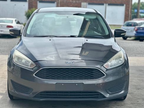 Used 2015 Ford Focus SE FWD image 2