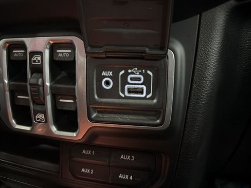 Used 2018 Jeep Wrangler Unlimited Sahara image 33