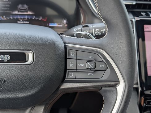Used 2023 Jeep Grand Cherokee Limited w/ Luxury Tech Group II AWD/4WD image 31