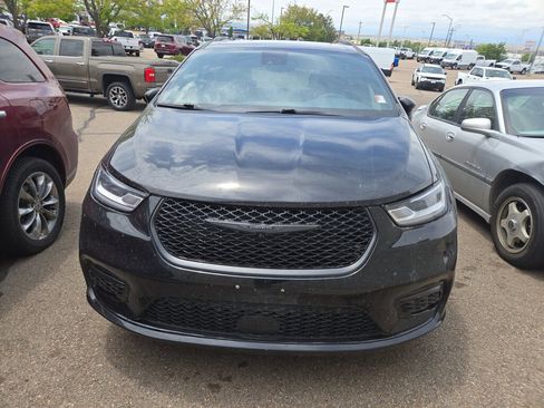 Used 2025 Chrysler Pacifica Limited FWD image 2