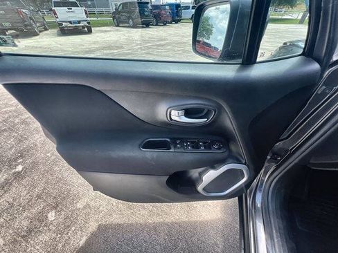 Used 2021 Jeep Renegade Latitude FWD image 21