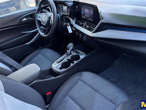 Used 2024 Chevrolet Trax LS w/ LS Convenience Package image 18