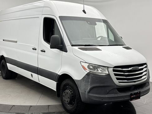 Used 2020 Freightliner Sprinter 3500 RWD image 3