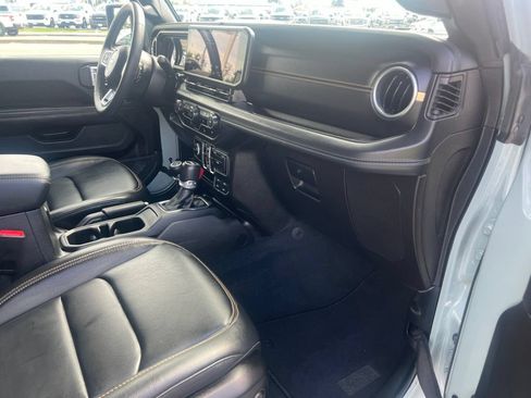 Used 2024 Jeep Wrangler Unlimited Sahara w/ Technology Group AWD/4WD image 43