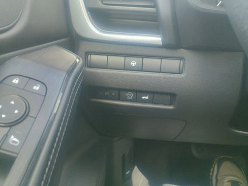 Used 2024 Nissan Rogue SV image 19