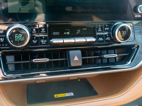 Used 2023 Toyota Highlander Platinum image 38