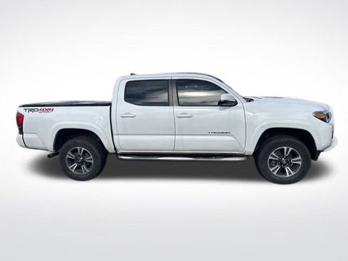 Used 2017 Toyota Tacoma TRD Sport w/ Tow Package (A/T) image 4