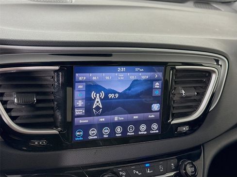 Used 2020 Chrysler Pacifica Touring-L Plus w/ Advanced Safetytec Group FWD image 9