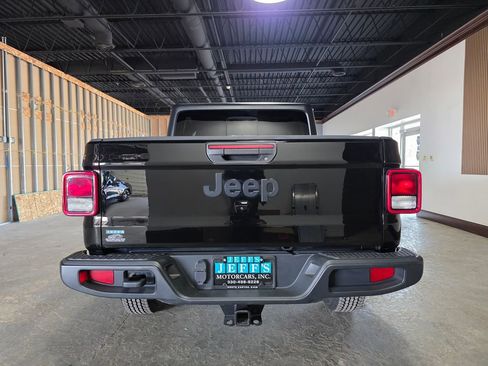 Used 2022 Jeep Gladiator Sport AWD/4WD image 5