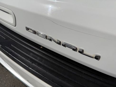 Used 2023 GMC Yukon XL Denali image 11