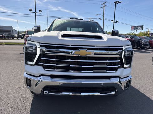 Used 2024 Chevrolet Silverado 2500 LTZ w/ LTZ Convenience Package AWD/4WD image 2