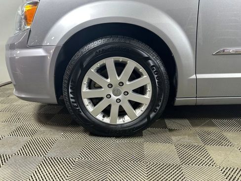Used 2016 Chrysler Town & Country Touring image 8
