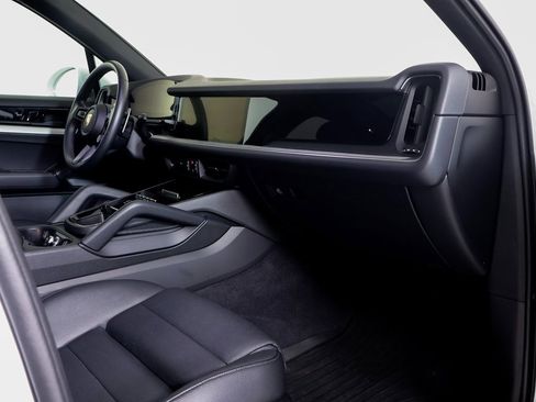 Used 2025 Porsche Cayenne image 7