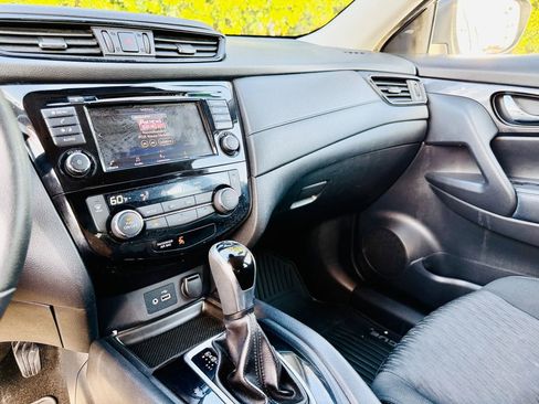 Used 2020 Nissan Rogue SV image 37