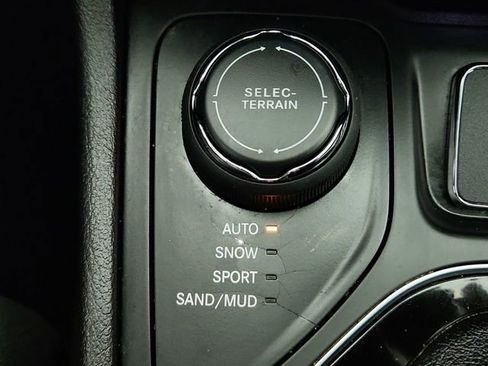 Used 2019 Jeep Cherokee Limited image 19