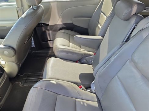 Used 2019 Toyota Sienna XLE image 9