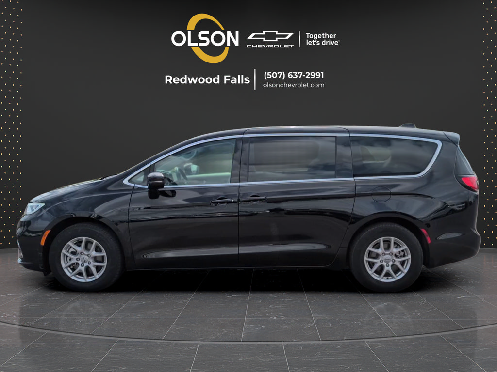 Used 2024 Chrysler Pacifica Touring-L FWD image 2