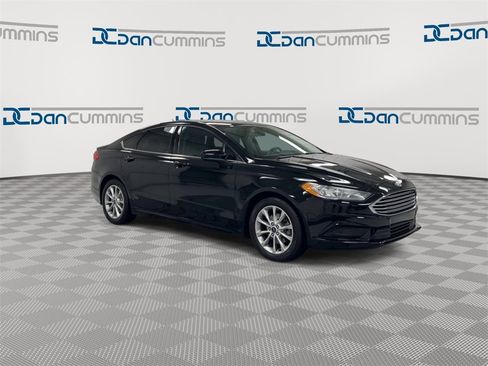 Used 2017 Ford Fusion SE w/ Fusion SE Technology Package image 2