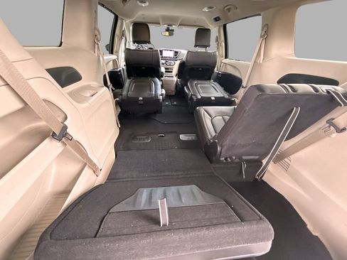 Used 2024 Chrysler Pacifica Touring-L FWD image 10