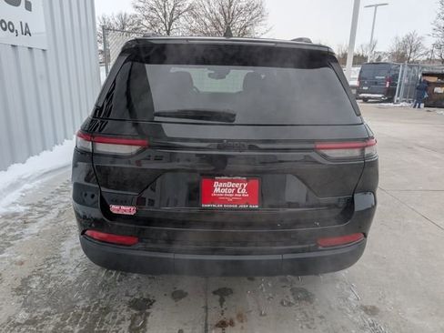 Used 2023 Jeep Grand Cherokee Altitude image 22