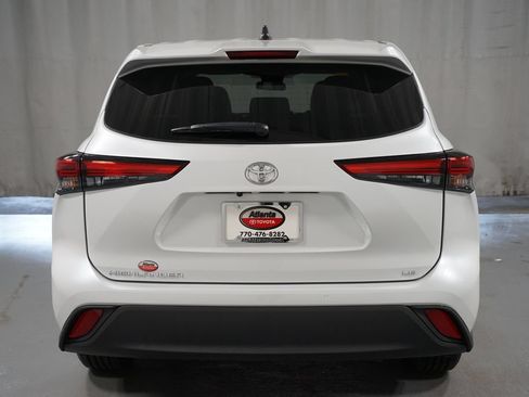 Used 2022 Toyota Highlander LE FWD image 7