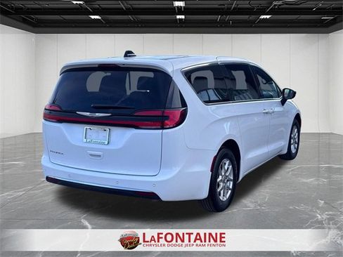 Used 2025 Chrysler Pacifica Select image 5
