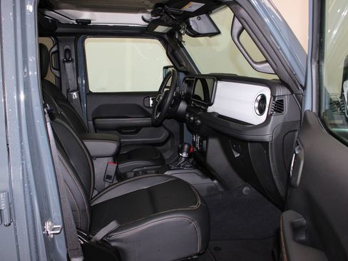 Used 2025 Jeep Wrangler Unlimited Sahara AWD/4WD image 9