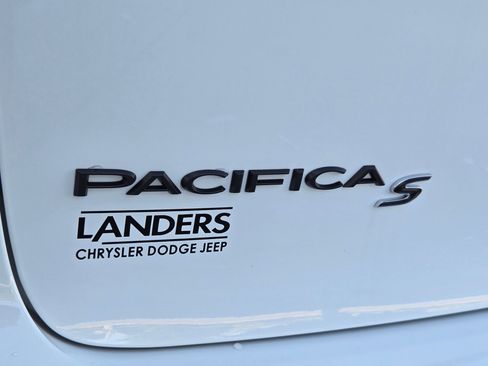 New 2026 Chrysler Pacifica Limited w/ Uconnect Theater Family Group image 25