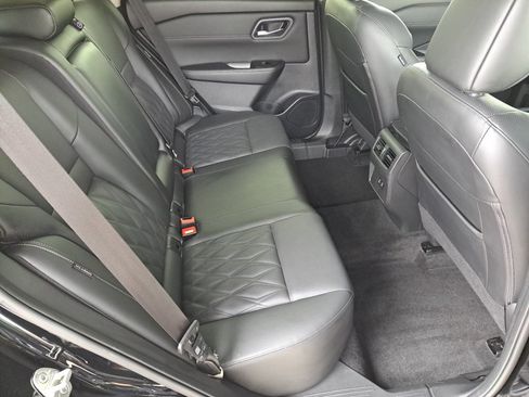 Used 2025 Nissan Rogue Platinum FWD image 18