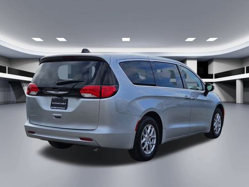 Used 2023 Chrysler Voyager LX image 6