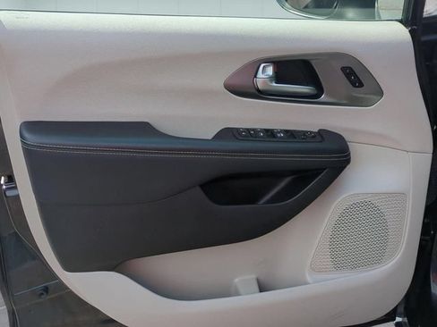 Used 2023 Chrysler Pacifica Touring-L FWD image 13