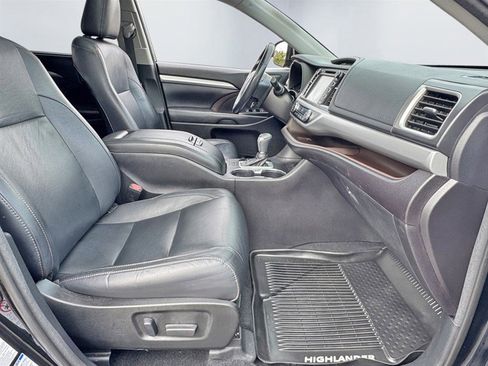 Used 2018 Toyota Highlander XLE image 29