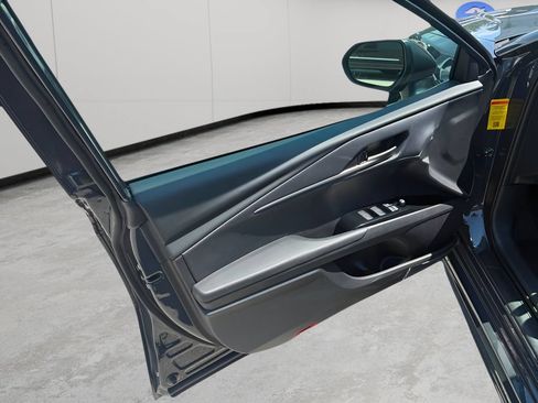 Used 2025 Toyota Camry SE FWD image 5
