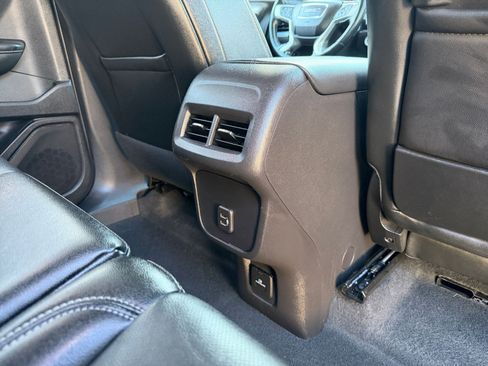 Used 2024 GMC Terrain SLT image 24