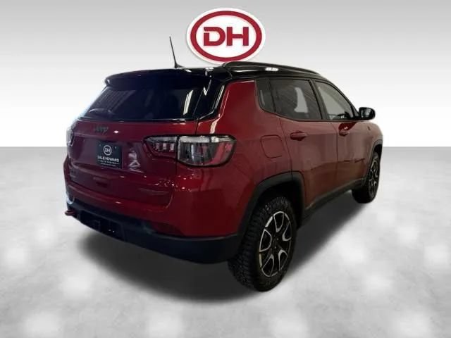 Used 2025 Jeep Compass Trailhawk w/ Trailhawk Convenience Group AWD/4WD image 12