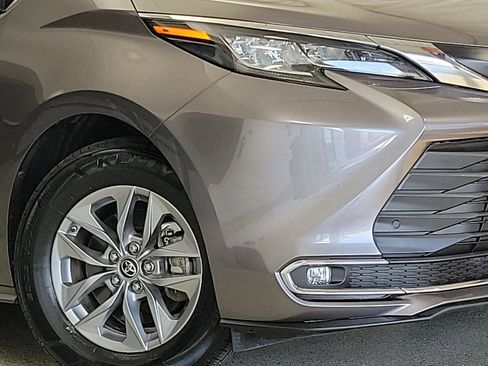 Used 2022 Toyota Sienna XLE w/ XLE Plus Package image 3