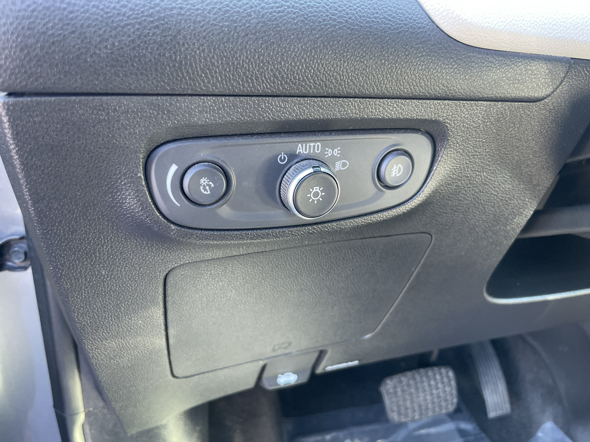 Certified 2020 Buick Encore GX Preferred w/ Cold Weather Comfort Package FWD image 19
