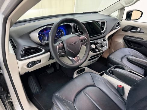 Used 2024 Chrysler Pacifica Touring-L FWD image 21