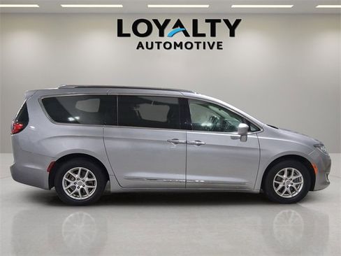 Used 2020 Chrysler Pacifica Touring-L image 6