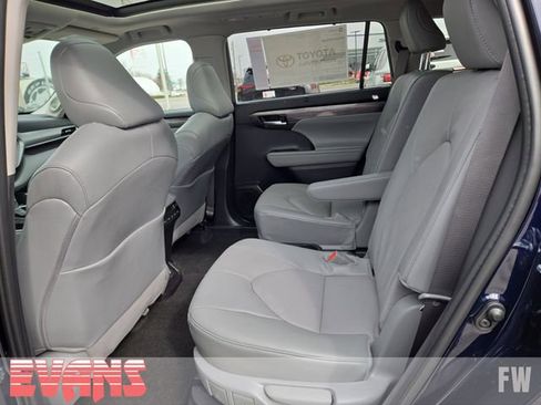 New 2026 Toyota Highlander Platinum image 28