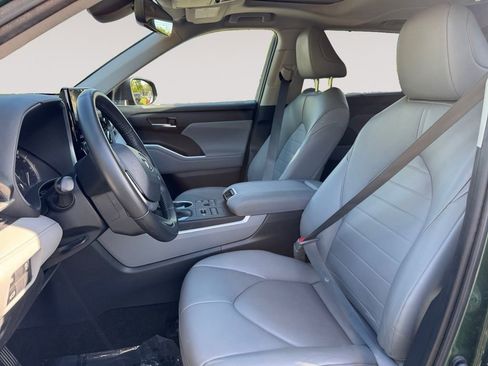 Used 2023 Toyota Highlander XLE AWD/4WD image 9