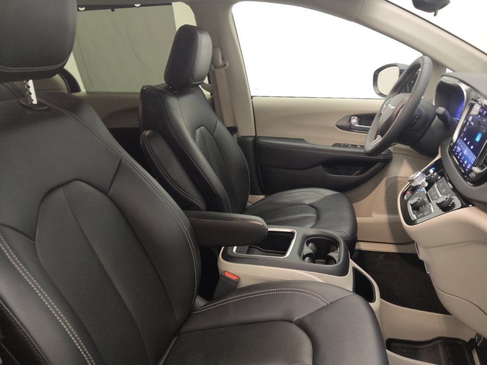 Used 2024 Chrysler Pacifica Touring-L FWD image 21