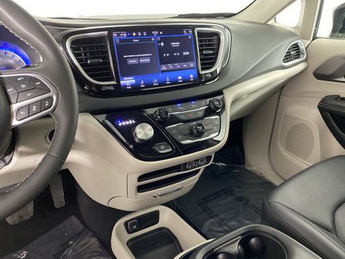 Used 2024 Chrysler Pacifica Touring-L image 27