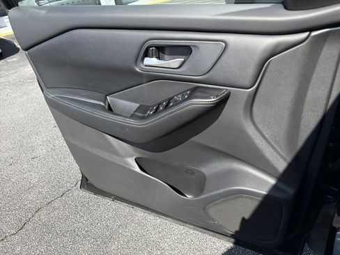 Certified 2025 Nissan Rogue SV image 17