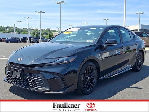 Certified 2025 Toyota Camry SE FWD image 3